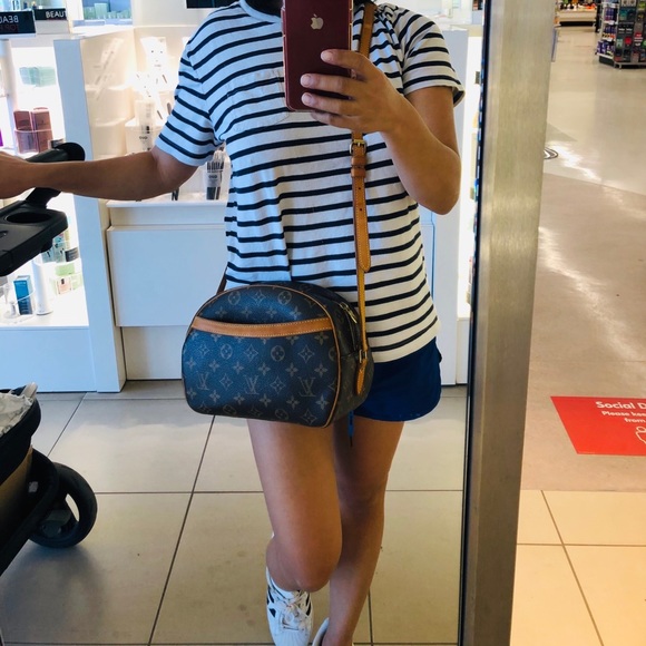 Authentic Louis Vuitton Blois,no peeling with cracking on vachetta strap only. - Picture 9 of 17